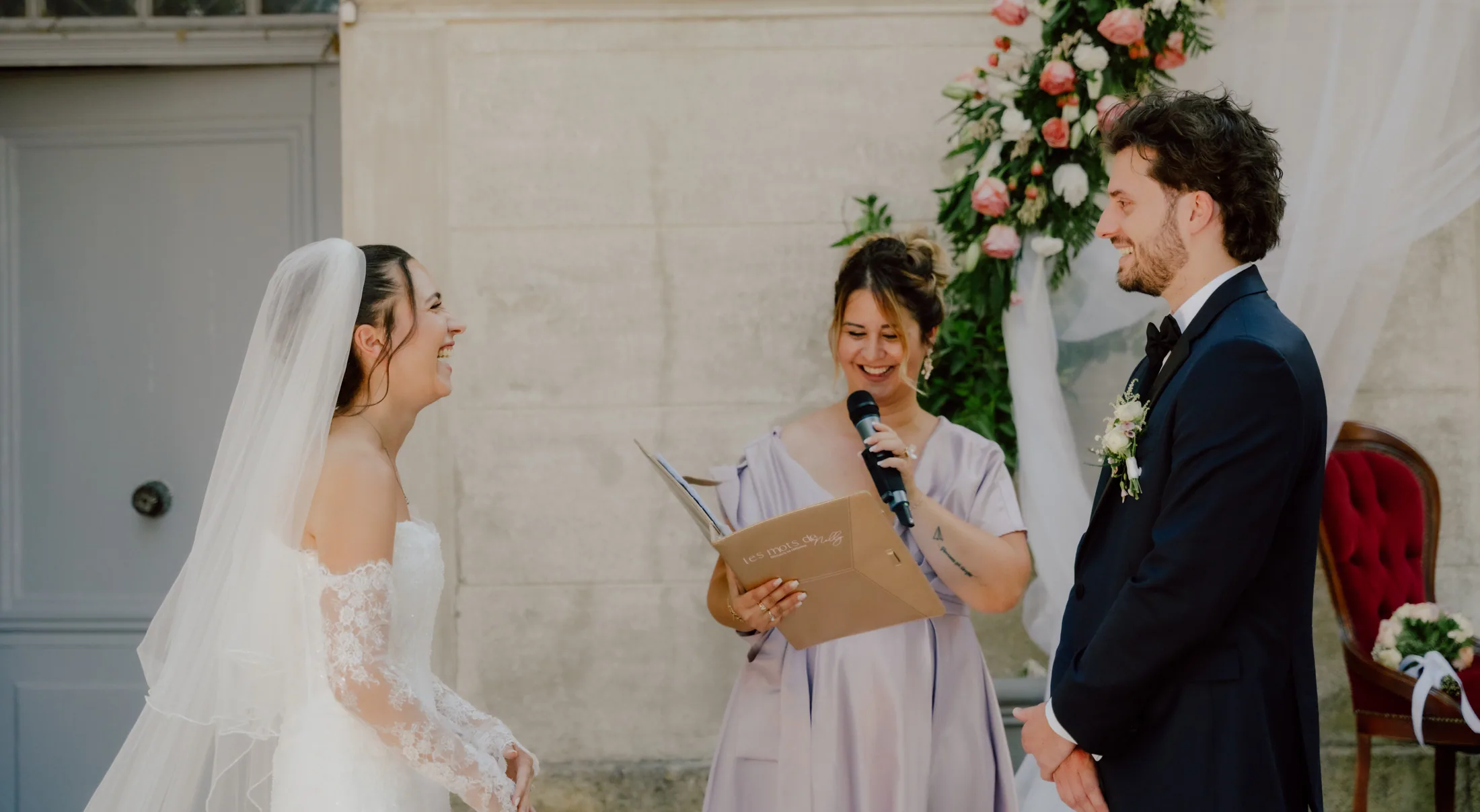 Nelly officiant une cérémonie laïque